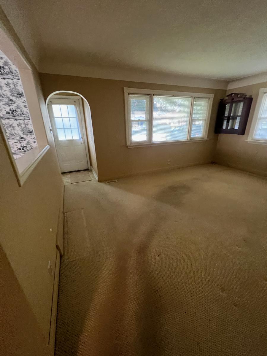Tissiman, Chatham — living room before renovation